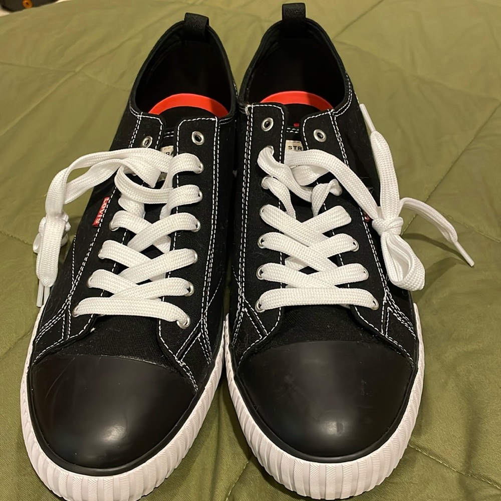 NWOT LEVI’S mens Black & white lace up canvas sneakers size 13